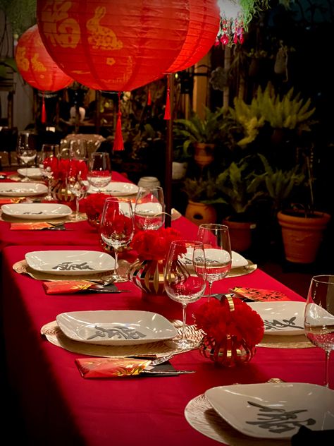 Chinese Food For Party, Chinese Dinner Party Decorations, Asian Table Decor, Chinese Wedding Table Decor, Asian Inspired Dinner Party, Chinese Themed Party, Entrance Party Decor, Chinese Birthday Party Ideas, Asian Themed Birthday Party