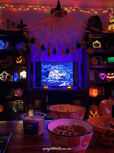 Halloween Night Ideas, October Party Ideas, Halloween Slumber Party, Holloween Party Ideas, Halloween Hangout, Autumn Sleepover, Halloween Movie Night Party, Summerween Party, Fall Sleepover