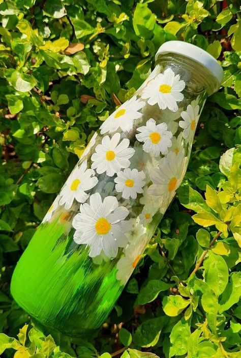 Acrylic Paint On Glass Bottles, Acrylic Painting On Bottles, Water Bottle Decorating Ideas, How To Paint A Bottle, Painting On Water Bottles, Painting Ideas On Glass Bottles, Glass Bottle Painting Aesthetic, Painting Glass Bottles Acrylic, Glass Bottle Painting Acrylics