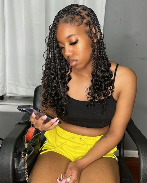 Knotless Box Braids Short With Curls, Bohemian Knotless Braids Shoulder Length, Medium Boho Knotless Braids Shoulder Length, Bob Length Knotless Braids With Curls, Medium Knotless Short, Medium Knotless Bob With Curls, Medium Bob Knotless Braids, Boho Knotless Braids Bob Length, Medium Length Bohemian Knotless Braids