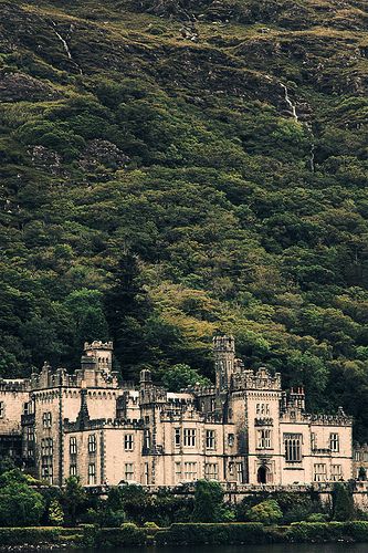 Kylemore Abbey, Ireland by jenni.rose, via Flickr Connemara Ireland, Kylemore Abbey, Old Castle, Famous Castles, Fairytale Castle, Ireland Travel, Beautiful Buildings, Pretty Places, Places Around The World