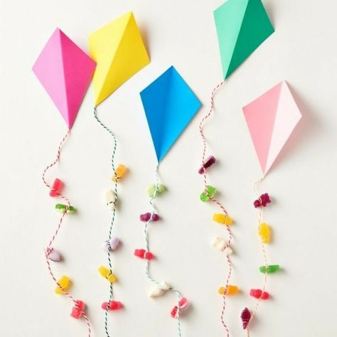 Kite Decoration, Kites Craft, Anniversaire Diy, Preschool Classroom Decor, Class Decoration, Kites, School Decorations, Paper Crafts Diy Kids, Diy Baby