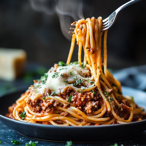 Fancy Spaghetti, Food On A Budget, Million Dollar Spaghetti, Old Fashioned Bread Pudding, Salted Caramel Frosting, Pasta Easy, Cooked Pasta, Creamy Cheese, Spaghetti Recipes