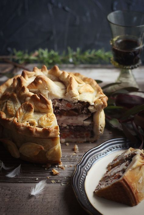 Game of Thrones: Pigeon Pie - (This link actually leads to recipe. It calls for quail. Or sub rotisserie chicken.) Autumn Feast, Feast Of Starlight, Pigeon Pie, Game Of Thrones Food, Medieval Food, Medieval Recipes, Food Feast, Roasted Onions, Pot Pies