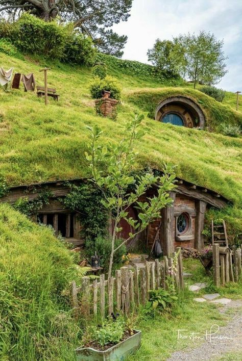 Green Dragon Inn, Casa Do Hobbit, Bedford England, Underground House, Earth Sheltered Homes, Casa Hobbit, Off Grid House, Earthship Home, Peter Jackson