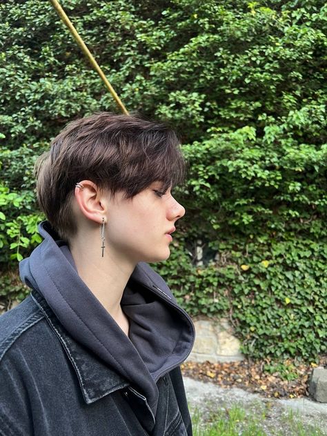 Short Androgynous Haircut Straight Hair, Guys With Straight Hair, Short Tomboy Haircut, Non Binary Haircuts, Messy Hair Boy, Tomboy Haircut, Androgynous Haircut, Undercut Long Hair, Tomboy Hairstyles