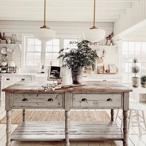 P a i n t e d F o x H o m e™ (@paintedfoxhome) • Instagram photos and videos Cozy White Cottage, Painted Fox Home, Liz Marie, Liz Marie Blog, Outdoor Bathroom, Spring Centerpiece, Cottage Kitchen, Cool Ideas, Home Outdoor