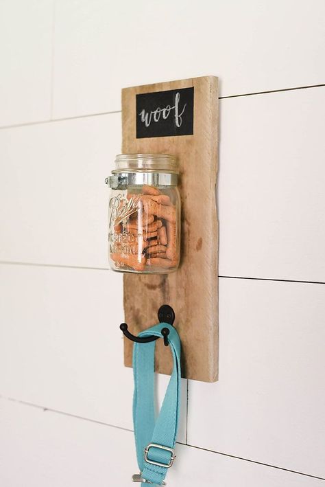 Diy Dog Leash, Mason Jar Holder, Diy Hanging Shelves, Dog Leash Holder, Mason Jar Projects, Idee Cricut, Diy Dog Treats, Leash Holder, Wine Bottle Diy Crafts