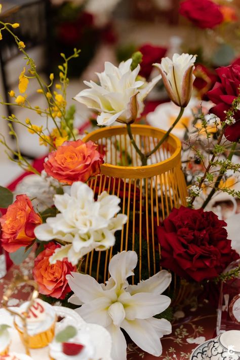 Asian Centerpiece Ideas, Chinese Wedding Table Decor, Chinese Wedding Table Setting, Cny Table Setting, Chinese Wedding Centerpieces, Chinese Wedding Flowers, Chinese Wedding Reception, Taiwanese Wedding, Peranakan Wedding