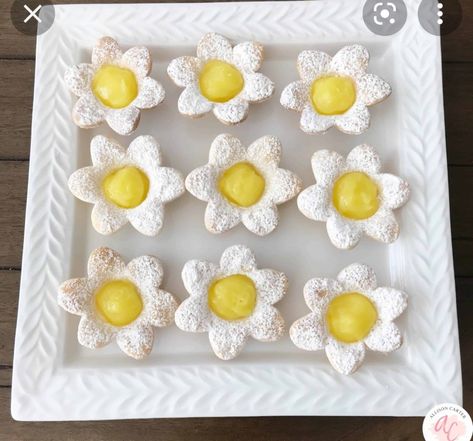 Cute pastries for floral theme birthday Daisy Themed Desserts, Daisy Birthday Food Ideas, Wildflower Food Ideas, Flower Themed Snacks, Flower Party Food Ideas, Wildflower Desserts, Flower Themed Party Food, Flower Themed Desserts, Flower Themed Food