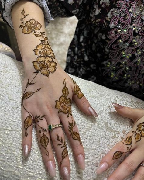 Khaleeji Style Henna, Henna Designs Khaleeji, Aesthetic Mehndi Designs Cute, Khaleeji Henna Designs Dubai, Heena Design Cute, Dubai Henna Design, Khaleeji Mehndi Designs, Khaliji Henna Design, Khaliji Henna