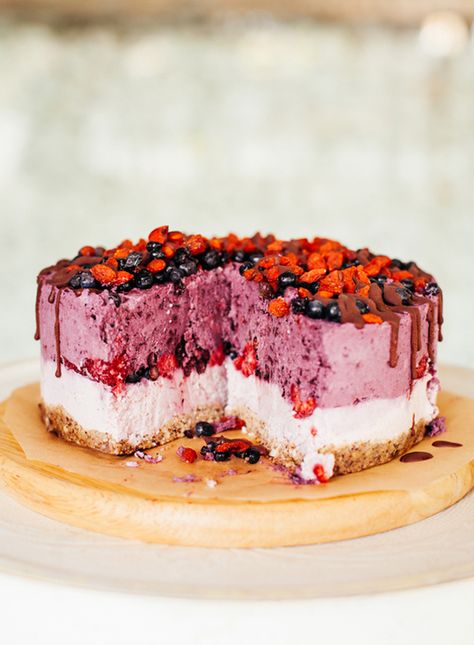 Raw fruit layer cake. This is how you celebrate with the Clean Eater on their birthday. So beautiful and yum. Fruit Layer Cake, Fruit Birthday Cake, Savory Cakes, Cake Light, Raw Cake, Layered Desserts, Cake Vegan, Birthday Desserts, Raw Desserts