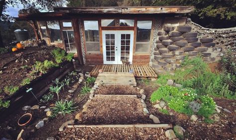 This “earthship” is completely modern, self-sufficient, and only cost $10,000 to build Earthship Design, Earthship Biotecture, Tiny House Appliances, Tiny House Big Living, Passive Solar Homes, Earthship Home, Passive Solar Design, Solar Design, Cob House