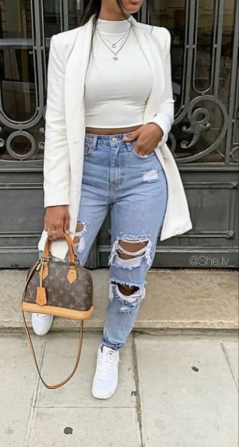 Casual Bar Outfits Summer, Outfits Con Blazer Blanco, Outfit Blazer Blanco, Outfits Con Jeans Blancos, Mom Jean Outfits, Nike Casual Outfit, Outfit Mom Jeans, Nike Rosa, White Blazer Outfit