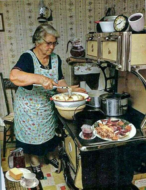 In Defense of Grandmother Cooking | Leite's Culinaria Alter Herd, Cooking In The Kitchen, Grandma Cooking, Vintage Housewife, Grandmas Kitchen, Old Woman, Grandmas House, Old Kitchen, Vintage Life