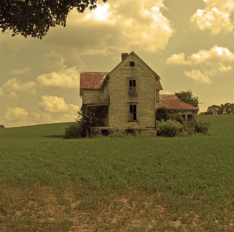 Dr Aesthetic, Creepy Old Houses, Abandoned Structures, Abandoned Farmhouse, Farm Town, Abandoned Farm, Motorcycle Ride, Rp Ideas, Farm Houses