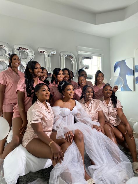 Bride And Her Bridesmaids, Black Women Bridal Party, Wedding Bridesmaids Black Women, Bridesmaid Robes Black, Bridesmaids Robes Pictures Wedding Day, Bridesmaid Photos Black Women, Black Tie Wedding Decor, Wedding Moments Photography, Getting Ready Wedding Photos Black Bride