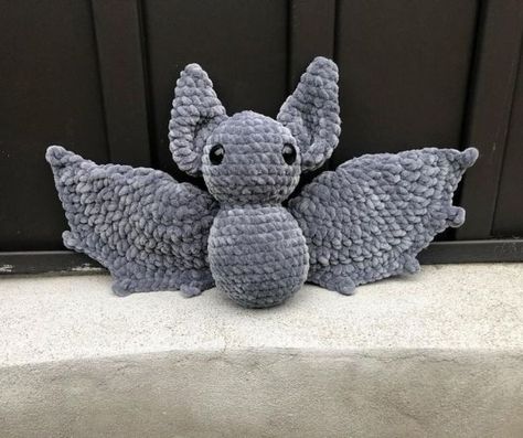 Spooky Kawaii Halloween Bat Get the pattern Kawaii Bat, Crochet Pour Halloween, Crochet Bat, Diy Crochet Toys, Crocheted Toys, Easy Crochet Animals, Confection Au Crochet, Bat Pattern, Halloween Crochet Patterns