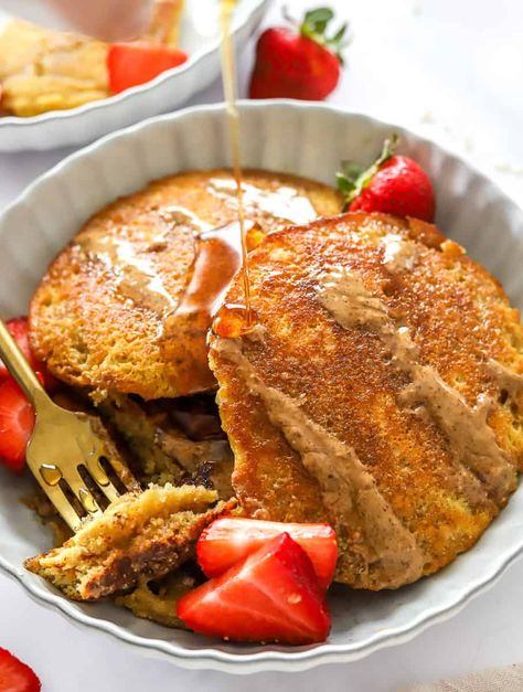 The best fluffy homemade almond flour pancakes. A Super easy recipe made with only a few ingredients. Low in carbs, Keto, and gluten-free. No banana, all clean ingredients and a simple pancake recipe your family will love! Simple Pancake Recipe, Easy Pancake Mix, Simple Pancake, Make Almond Flour, Banana Oatmeal Pancakes, Scd Diet, Almond Flour Pancakes, Pancake Cake, Flour Pancakes