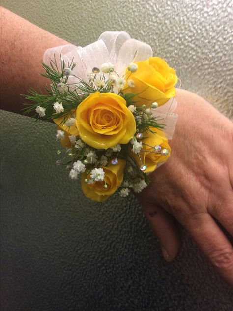 Yellow spray rose corsage Yellow And Pink Corsage, Yellow Prom Bouquet, Yellow Corsage And Boutonniere, Yellow Rose Corsage, Hoco Corsage, Spray Rose Corsage, Yellow Corsage, Boutonniere Ideas, Prom Flowers Corsage