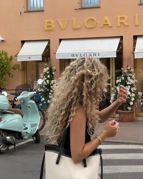 JULIE HOCKE | Sunday 🧡 | Instagram Curly Blonde Hair Extensions, Wavy Hair Blonde Balayage, Blond Curly Hair Girl, Curly Ash Blonde Hair, Curly Blonde Hair Aesthetic, Blonde Curly Hair Aesthetic, Curly Blonde Hair Girl, Cute Hairstyles Blonde, Curly Long Blonde Hair