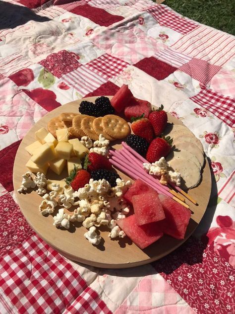 Cottagecore Aesthetic Picnic, Picnic Food Ideas, Cottagecore Picnic, Picnic Planning, Cottagecore Food, Fruit Platter Designs, Aesthetic Picnic, Fairy Garden Birthday Party, Picnic Birthday Party