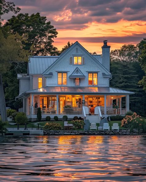 Here are 20 stunning house exteriors that'll inspire your next big home project or simply feed your daydreams! From sleek modern designs to charming classics, there's something for everyone! Aesthetic House Exterior, Lake House Aesthetic, Beautiful Houses Exterior, Big Cottages, Sunset House, Hampshire House, Big Home, Lake Houses Exterior, Fairytale House