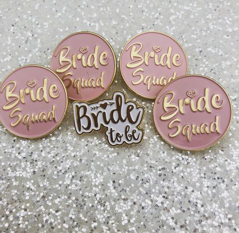 Batches Design For Wedding, Bachelorette Party Pins, Bride To Be Decorations, Themed Wedding Decorations, Wedding Badges, Wedding Swag, Bride Entry, Wedding Entrance Decor, Creative Wedding Gifts