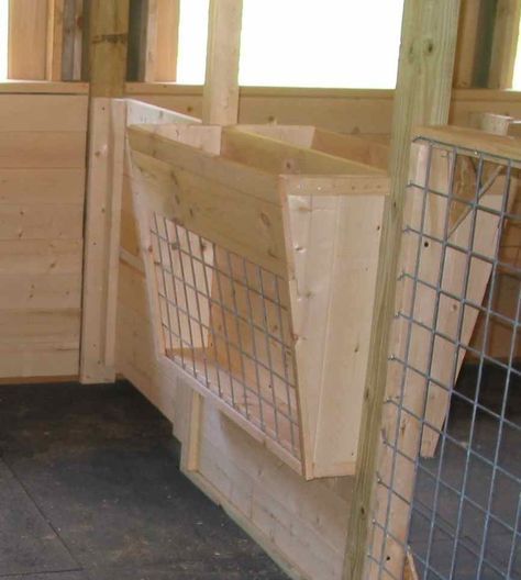 Diy Hay Rack Horse, Sheep Stall Ideas, Hay Manger For Horses, Hay Manger For Goats, Kidding Pens For Goats, Goat Kidding Pen Ideas, Barn Stall Ideas, Sheep Barn, Goat Feeder