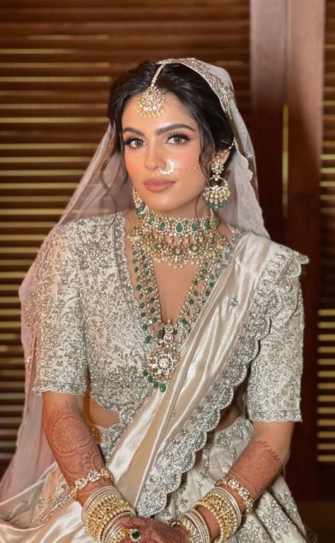 White Dress Makeup Look Indian, Indian Bridal Makeup Natural Brides, Indian Bridal Makeup Wedding, Reception Makeup Indian Bride, Natural Bridal Makeup Indian, Reception Makeup, Latest Bridal Makeup, Eid Fashion, Indian Bride Makeup