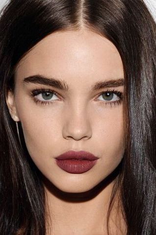 makeup for brunettes with a dark red lipstick Dark Hair Colors For Green Eyes, Makeup For Fair Skin Dark Hair, Green Eyes Dark Hair Makeup, Dark Lip Makeup Look Pale Skin, Makeup For Dark Hair Green Eyes, Makeup For Dark Features, Dark Brown Hair Makeup, Red Lipstick For Soft Summer, Dark Lips Aesthetic