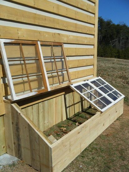 House Ranch, Small Greenhouse, Greenhouse Plans, House Landscaping, Diy Greenhouse, Cold Frame, Old Windows, Garden Bed, Easy Ideas