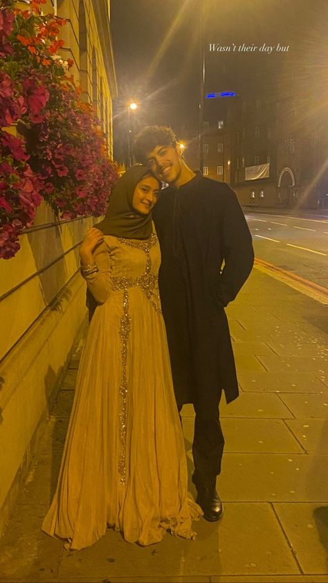 Eid Couple Pics, Eid Couple, Perfect Couple Pictures, Dp Aesthetic, Eid Pics, Eid Looks, Bridal Songs, Stile Hijab