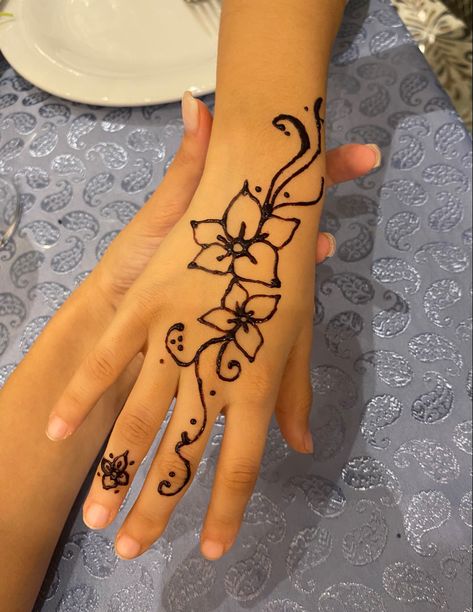 Hannah On Hand, Preppy Henna Designs, Simple Foot Henna, Hanna Tattoos, Matching Henna, Hannah Designs, Henna Leg Tattoo, Hanna Tattoo, Hannah Ideas