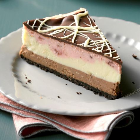 Neapolitan Cheesecake Neapolitan Cheesecake, White Chocolate Shavings, Yummy Cheesecake, Best Cheesecake, Melting White Chocolate, Chocolate Cheese, Favorite Dessert, Chocolate Wafers, Chocolate Topping