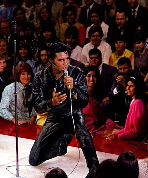 Elvis recorded the song “Memories” on June 23, 1968, at Western Recorders, Studio – Elvis Presley Elvis Presley Suspicious Minds, Elvis 1968, Elvis 68 Comeback Special, Elvis Presley Concerts, Nbc Tv, Concert Dresses, Elvis Presley Photos, Graceland, Most Beautiful Man