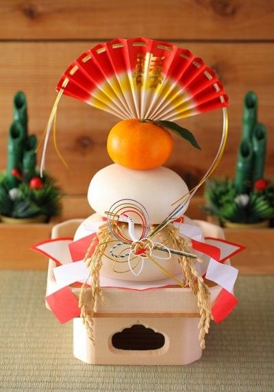 . Kagami Mochi, Mochi Japanese, Japanese Inro, Japanese Holidays, Japanese New Year, Japanese Festival, New Years Traditions, Attracting Wealth, New Year's Food