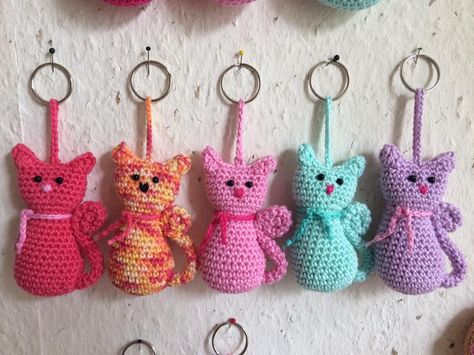 Free Crochet Keychain, Crocheted Keychains, Free Aran Knitting Patterns, Butterfly Step By Step, Crochet Dishcloth Pattern, 100 Crochet Stitches, Miniature Knitting, Butterfly Tutorial, Crochet Ball