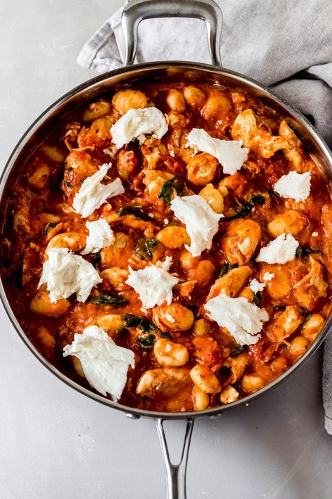 Chicken and gnocchi in a creamy tomato sauce topped with melted mozzarella cheese in this 30-minute chicken gnocchi skillet recipe. #skilletrecipes #gnocchi #onepotrecipes #Italianrecipes #easydinners Chicken Arrabiata Recipe, Chicken Gnocchi Skillet, Gnocchi Recipes Healthy, Gnocchi Chicken, Chicken And Gnocchi, Tomato Sauce Chicken, Minute Chicken, Marinara Recipe, Easy Skillet Meals