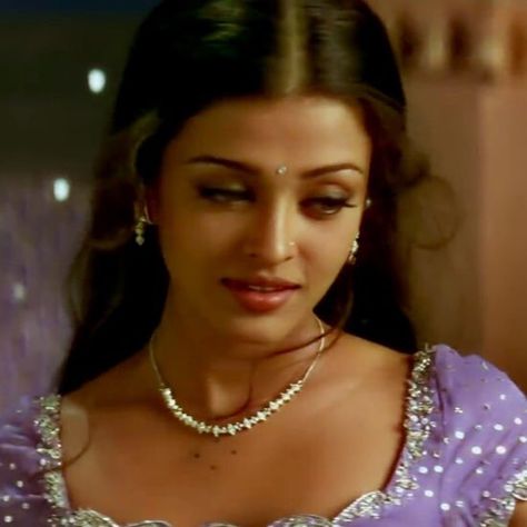 Ashwariya Rai 90s, Starfield Library, Aishwarya Rai Pictures, Vintage Bollywood Aesthetic, Bollywood Aesthetic, 90s Bollywood Aesthetic, Exclusive Club, Filmy Vintage, Desi Love