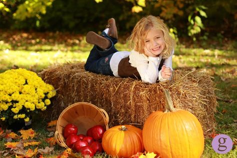 fall portrait ideas | Giggles Photography: Fall Portrait Specials Fall Mini Shoot, Fall Photo Booth, Fall Baby Photos, Fall Photo Props, Fall Backdrops, Photo Halloween, Mini Photo Sessions, Fall Family Portraits, Fall Portraits