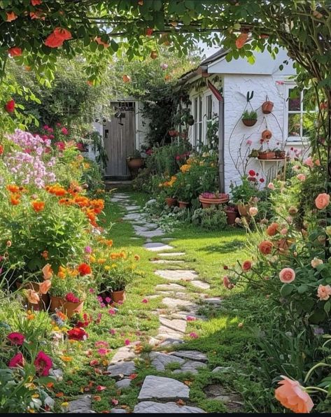 Cottage Garden Vegetables And Flowers, Wild Cottage Garden, Front Porch Hanging Plants, Cottage Garden Aesthetic, Urban Yard, Cottage Yard, Wildflower Home, Aesthetic Backyard, Garden Goals