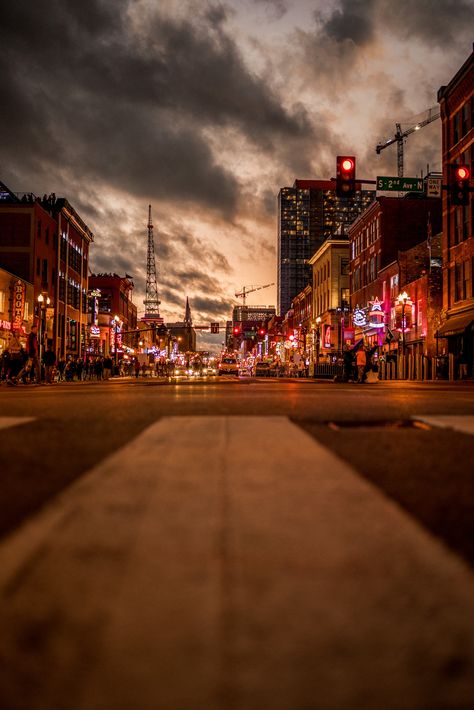 Thanks to @codylannom for making this photo available freely on @unsplash 🎁 Usa Lifestyle, Tennessee Aesthetic, Nashville Trip, Usa Cities, Grand Ole Opry, Knoxville Tennessee, Memphis Tennessee, Usa Travel Destinations, Music City