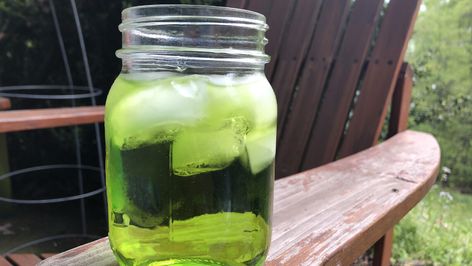 Liven up your moonshine with Jolly Ranchers as this green apple Jolly Rancher moonshine takes tart, tipsy flavor to a whole new level. Homemade Moonshine Recipes, Jolly Rancher Moonshine, Apple Cider Moonshine, Green Apple Jolly Rancher, Apple Moonshine, Flavored Moonshine Recipes, Moonshine Drink Recipes, Sour Apple Martini, Green Apple Pie