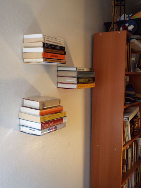 Floating Book Wall, Book Shelves Hanging, Floating Shelf Books, Invisable Book Shelves, Cool Book Shelfs, Books On Wall Shelves, Hanging Book Shelves Wall, Book Shelves Floating, Floating Book Shelves Bedroom