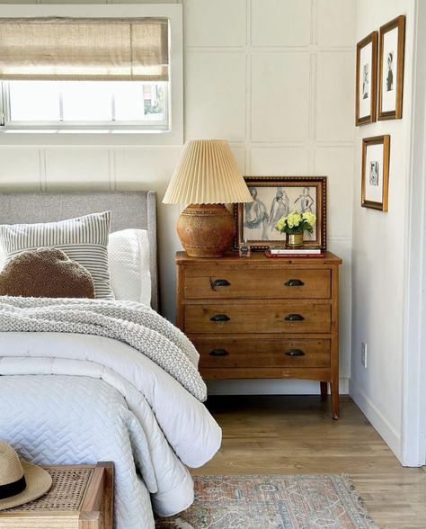 5 Bed Styling Tips (#3 is a game changer) - Buying A House Checklist, House Checklist, Emily Henderson, Cottage Bedroom, Bedroom Refresh, A Pencil, Bed Styling, Bedroom Inspo, Decoration Design