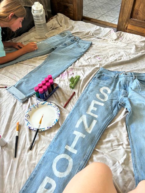 Senior Jeans Ideas High Schools, Senior Painted Jeans, Senior Jeans, Senior Year Things, Senior Year Fun, Senior Season, Sr 25, School Cheer, Senior Stuff