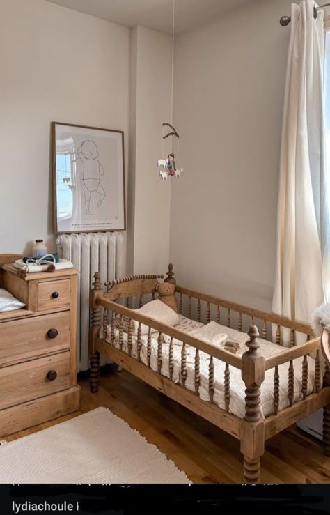 Room With Wooden Furniture, Cozy Kids Room, Light Walls, Vintage Upcycle, Kids Rooms Inspo, Rocking Chair Nursery, Nursery Room Design, Baby Room Inspiration, Nursery Room Inspiration