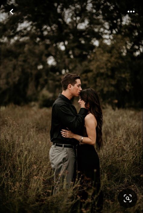 Green And Black Engagement Photos, Dark Moody Wedding Photos, Engagement Session Photography, Black Clothes Engagement Photos, Engagement Photos With Black Dress, Dark Photoshoot Couple, Dark Green Engagement Photos, Moody Winter Engagement Photos, Moody Fall Couple Photoshoot