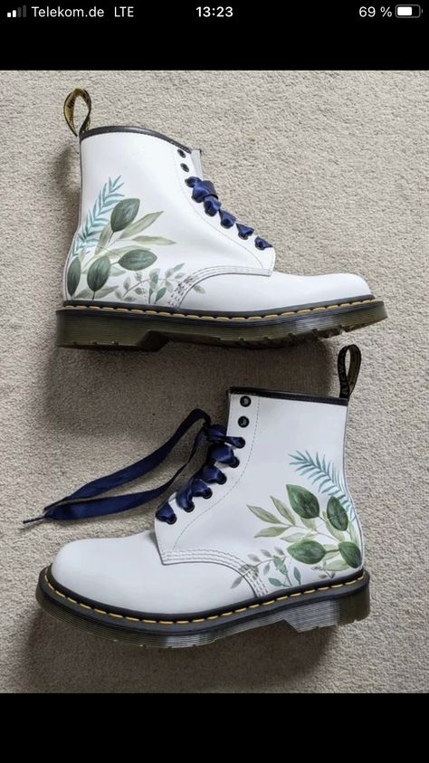 Painted White Doc Martens, Wedding Dr Martens, Painted Boots Diy, Painted Doc Martens, Wedding Doc Martens, Painted Boots, White Dr Martens, Doc Martins Boots, Doodle Shoes